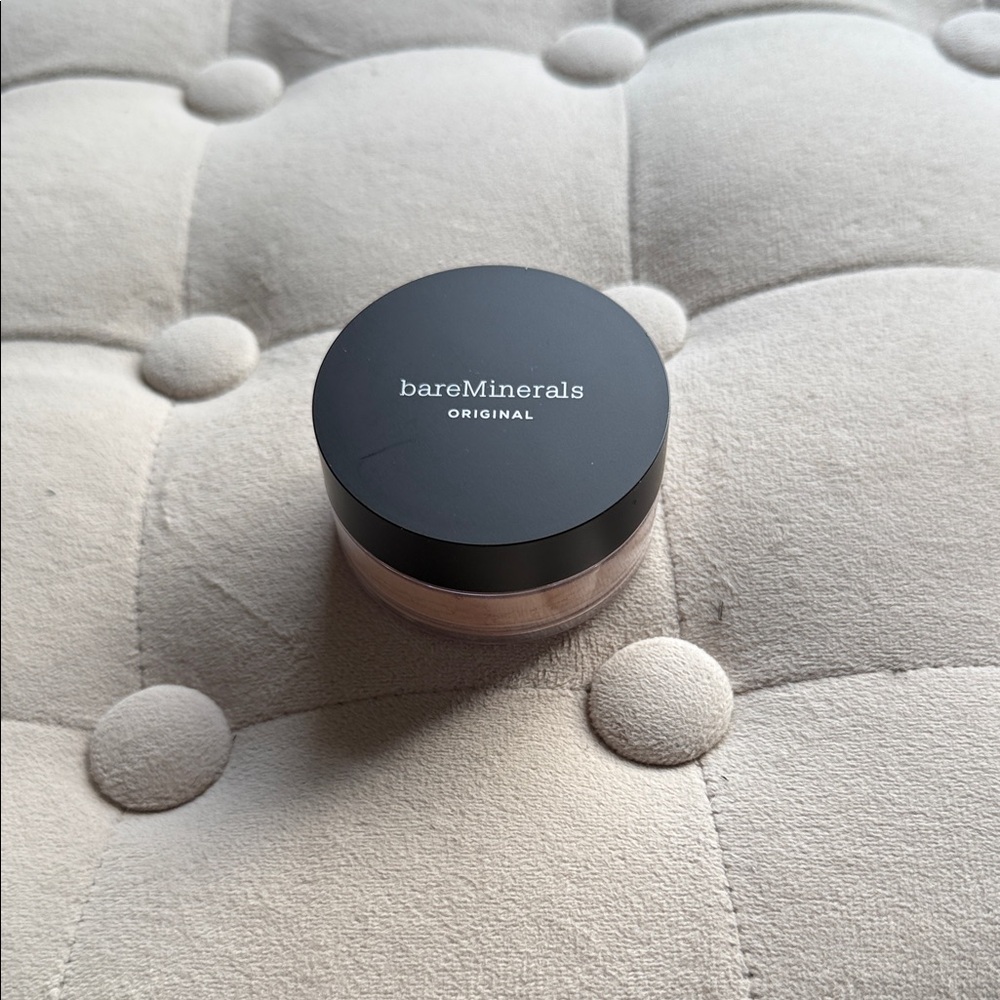 bareMinerals Original Loose Powder in Black and Tan